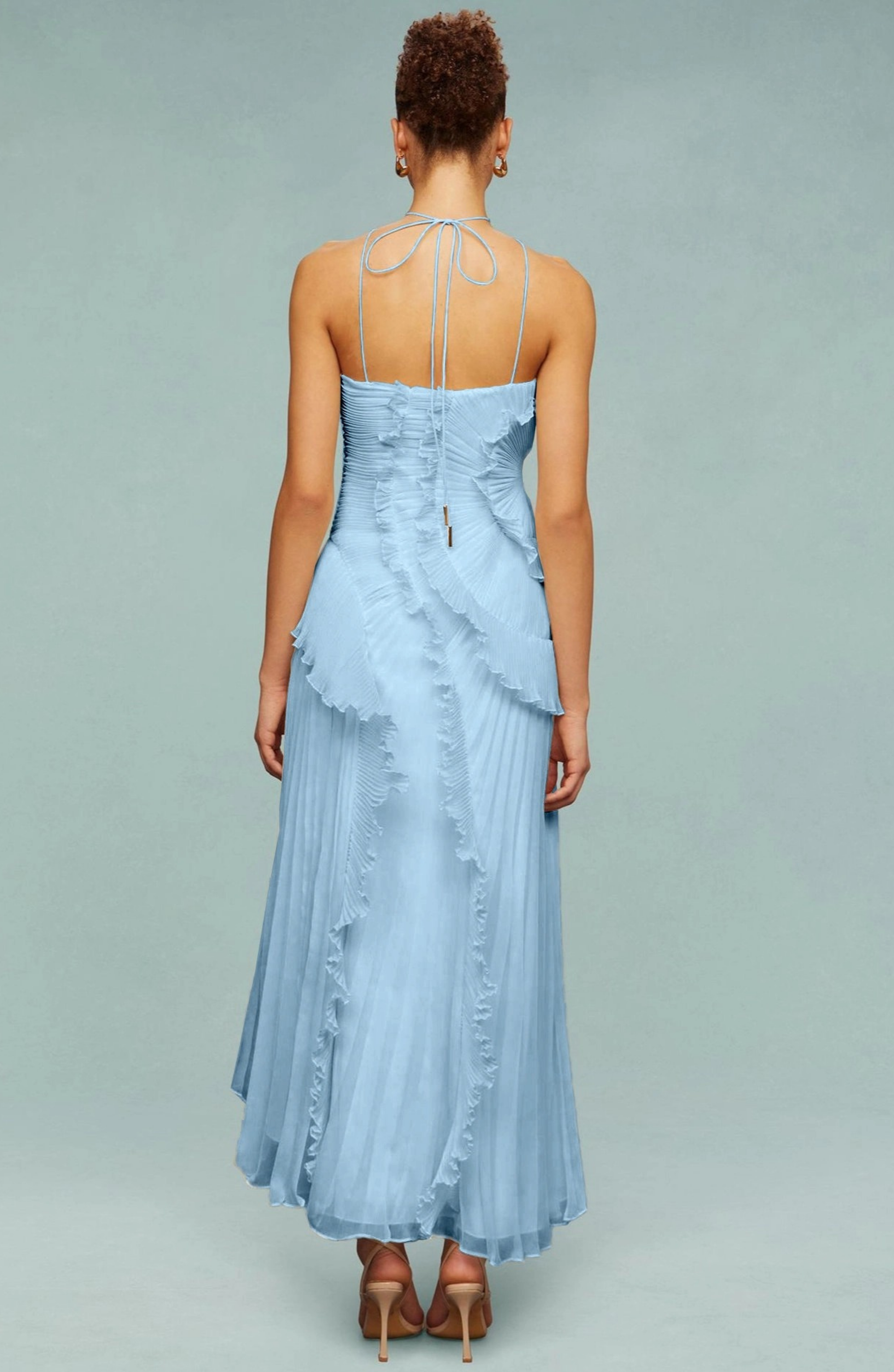 Vestido Largo Plisado con Cuello Halter y Bajo Asimétrico
