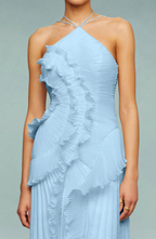 Vestido Largo Plisado con Cuello Halter y Bajo Asimétrico