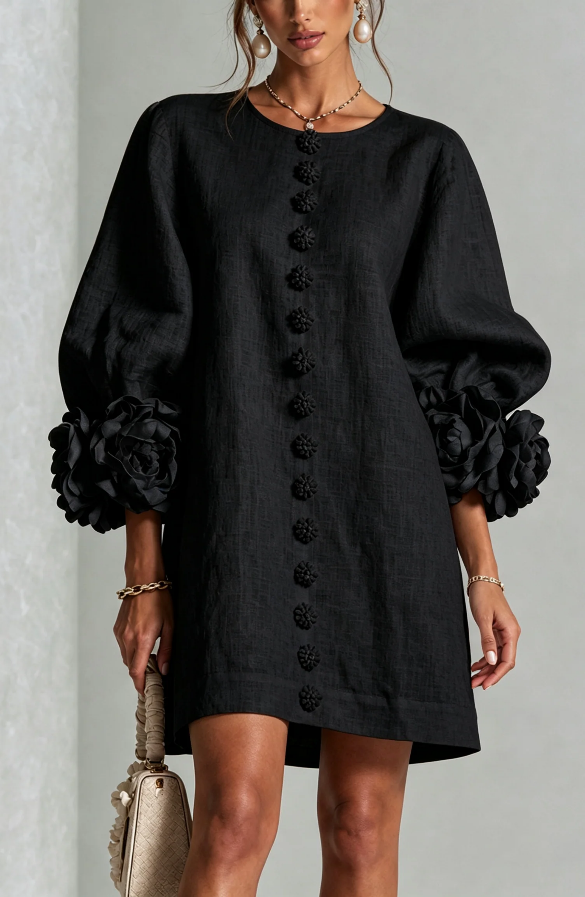 Vestido Corto Abotonado con Mangas de Flores en Relieve