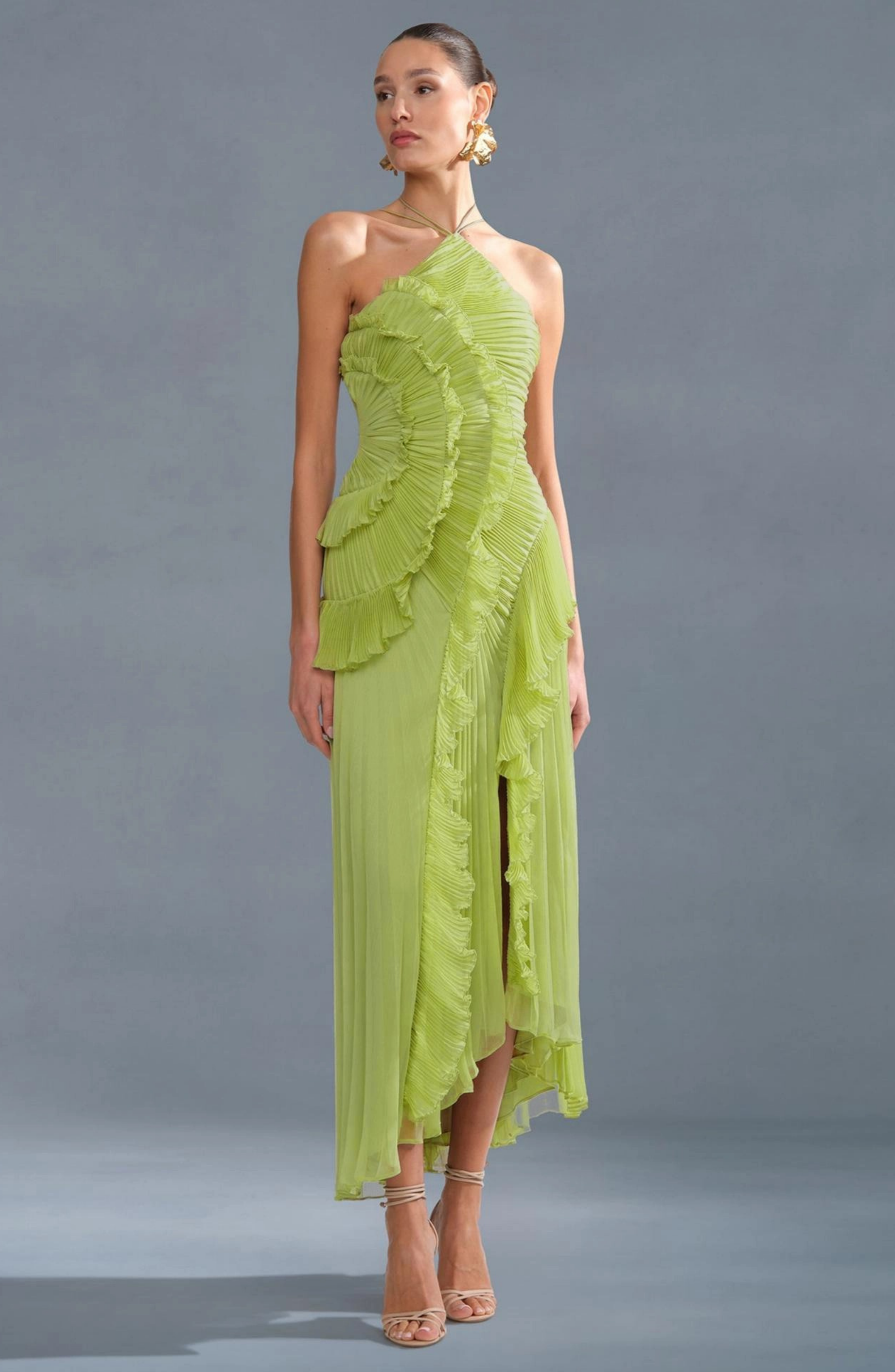 Vestido Largo Plisado con Cuello Halter y Bajo Asimétrico