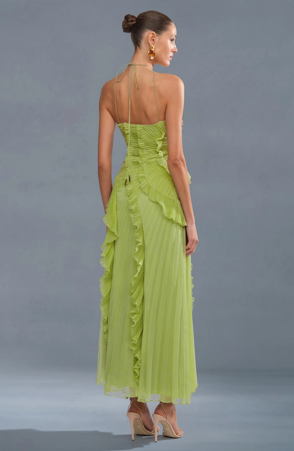 Vestido Largo Plisado con Cuello Halter y Bajo Asimétrico