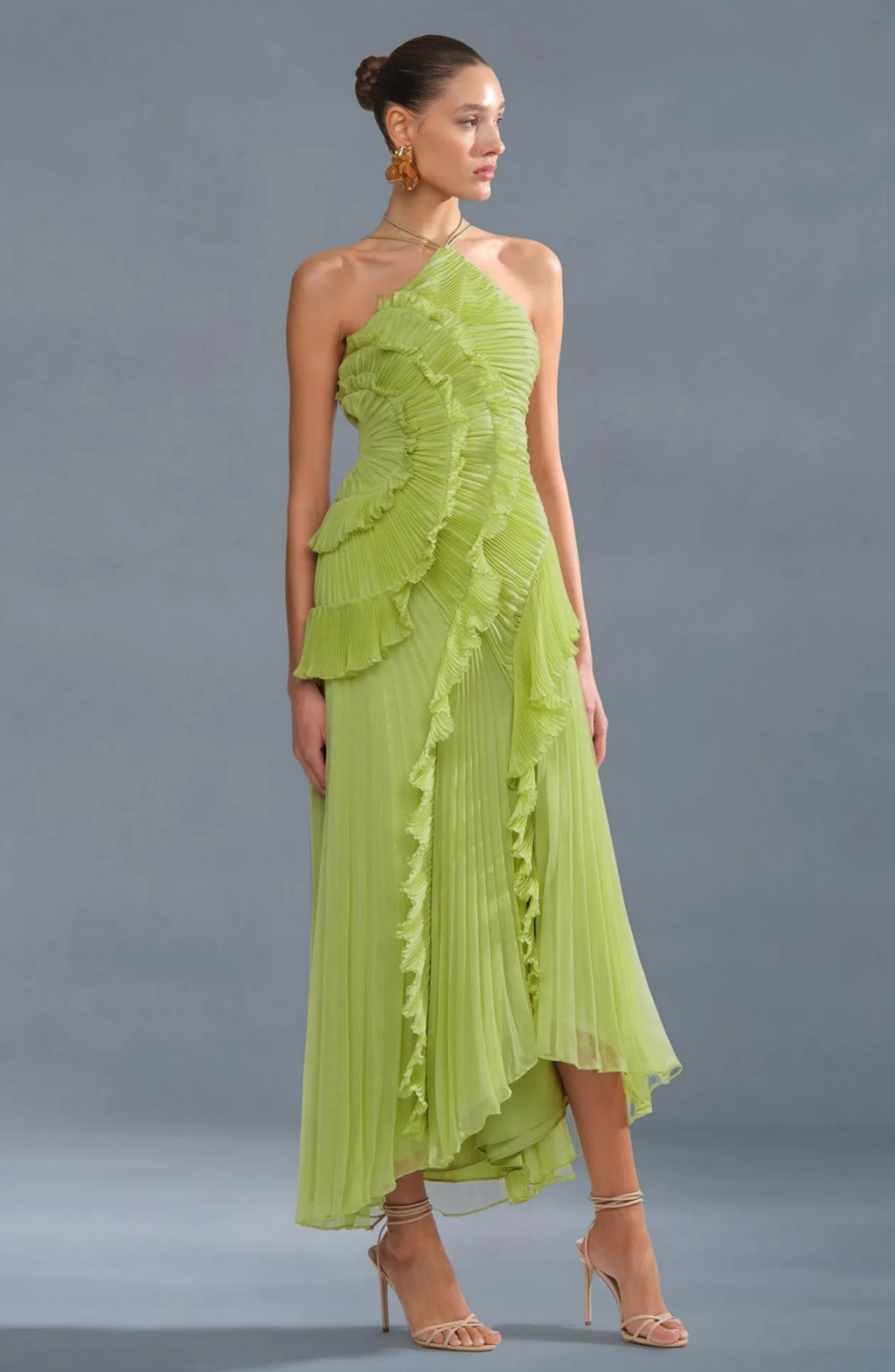Vestido Largo Plisado con Cuello Halter y Bajo Asimétrico