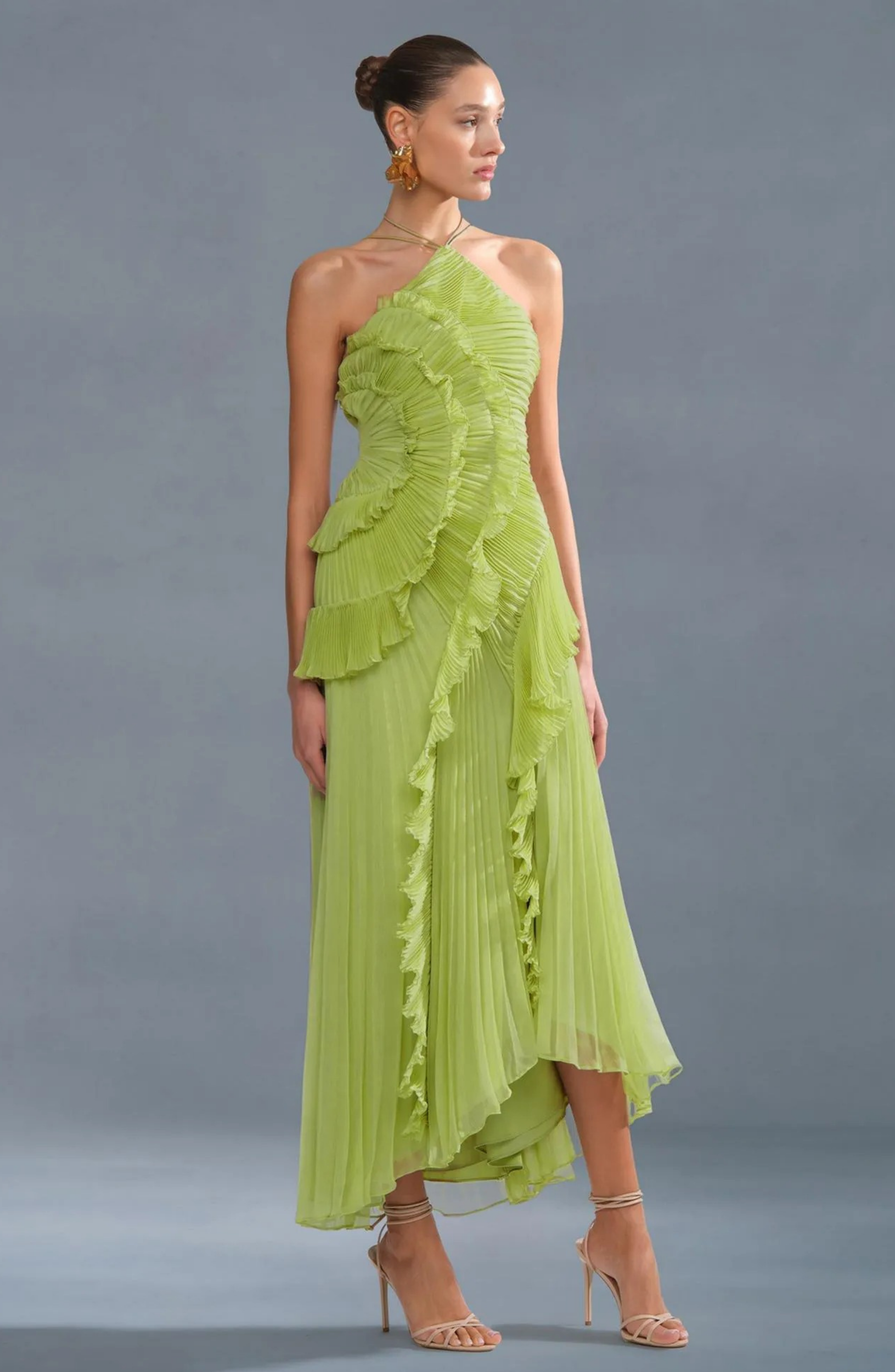 Vestido Largo Plisado con Cuello Halter y Bajo Asimétrico