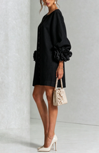 Vestido Corto Abotonado con Mangas de Flores en Relieve