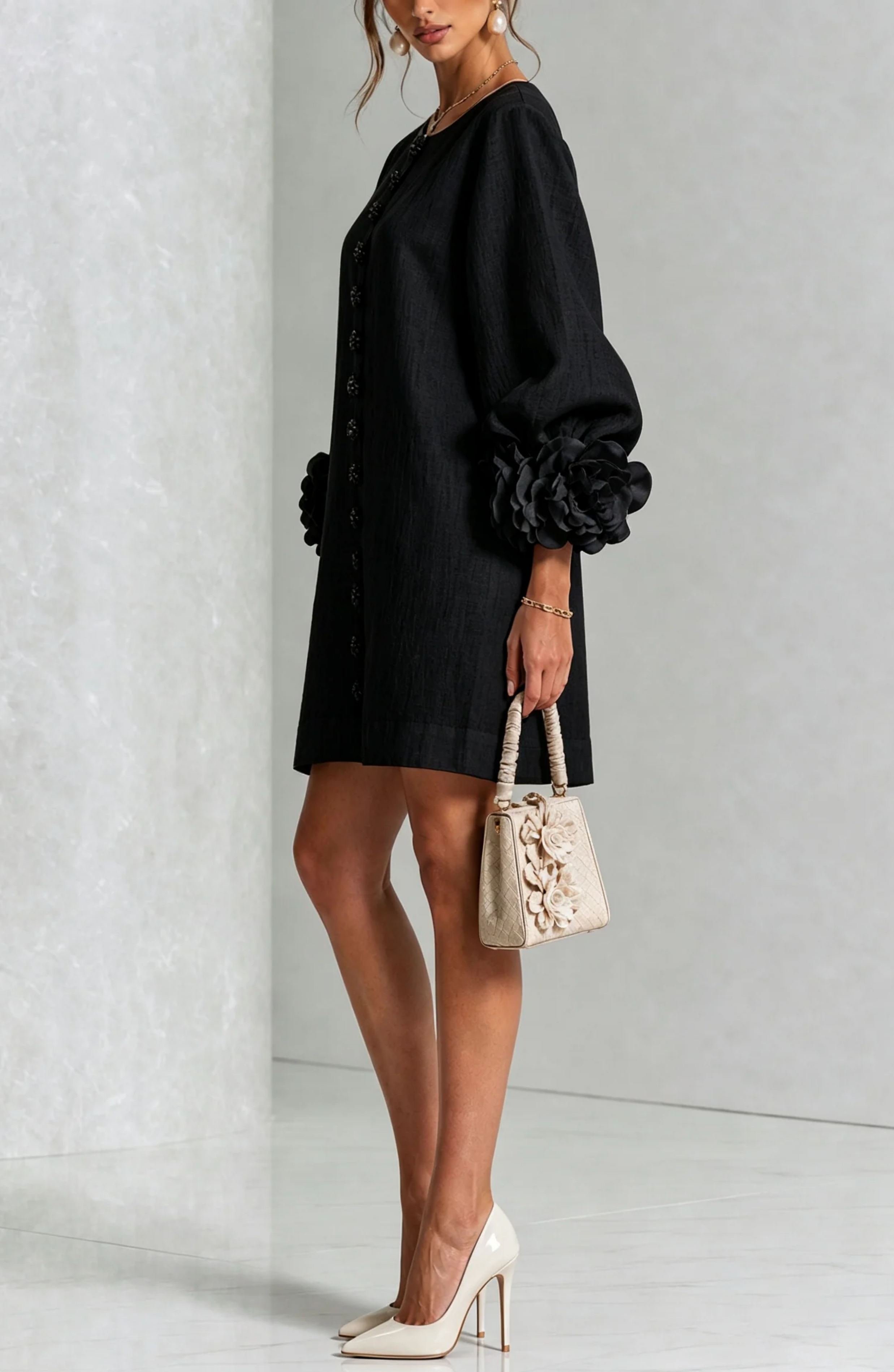 Vestido Corto Abotonado con Mangas de Flores en Relieve