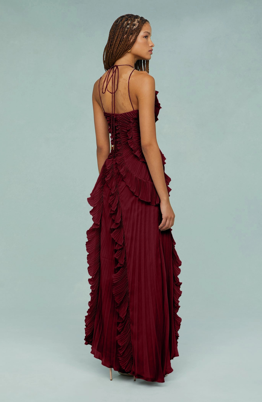 Vestido Largo Plisado con Cuello Halter y Bajo Asimétrico