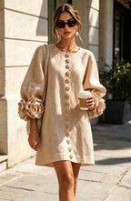 Vestido Corto Abotonado con Mangas de Flores en Relieve