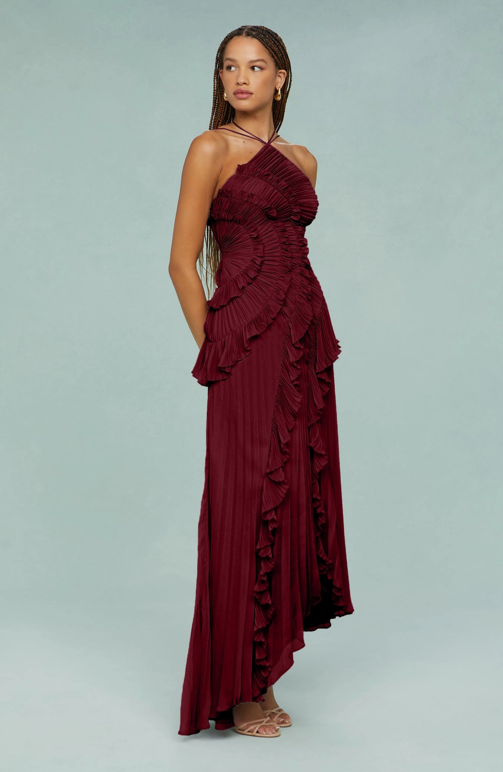 Vestido Largo Plisado con Cuello Halter y Bajo Asimétrico