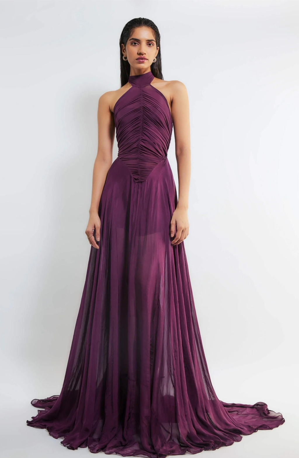 Vestido Largo Drapeado con Cuello Halter y Falda Fluida