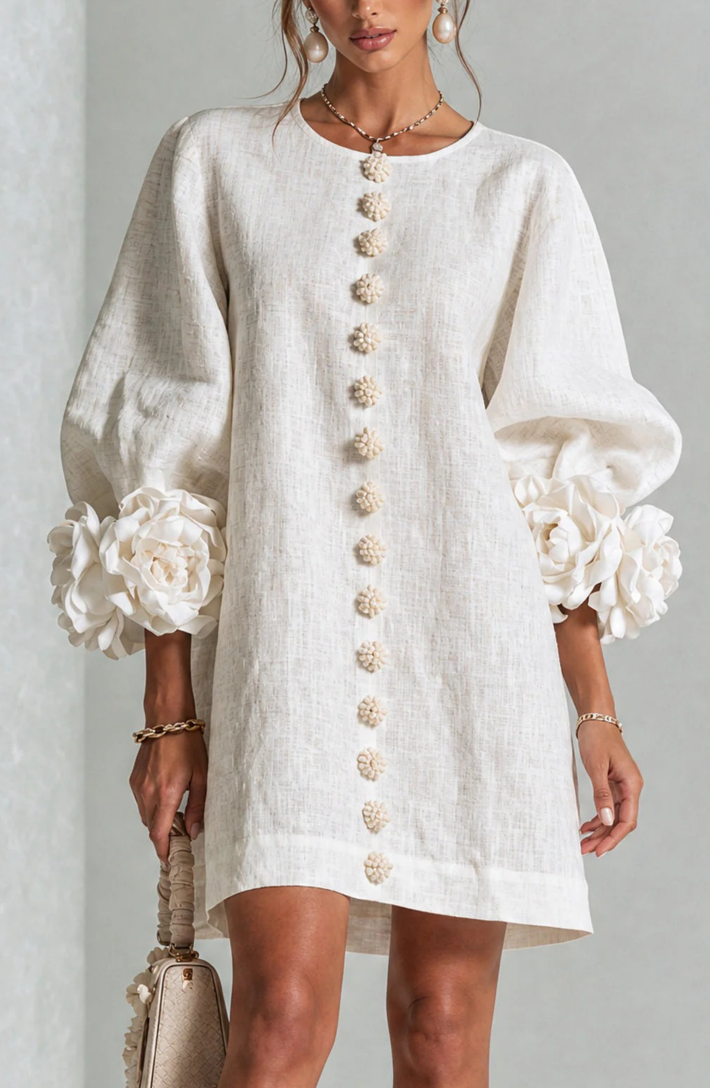 Vestido Corto Abotonado con Mangas de Flores en Relieve