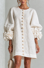 Vestido Corto Abotonado con Mangas de Flores en Relieve