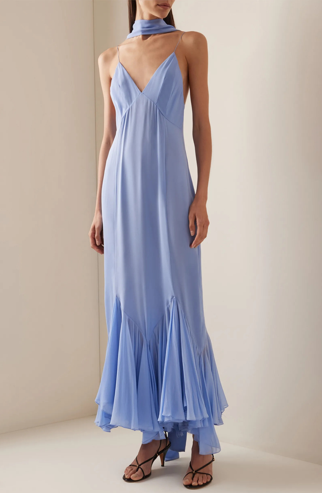 Vestido Largo Fluido con Escote en V y Bajo de Volantes