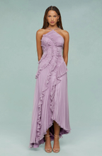 Vestido Largo Plisado con Cuello Halter y Bajo Asimétrico