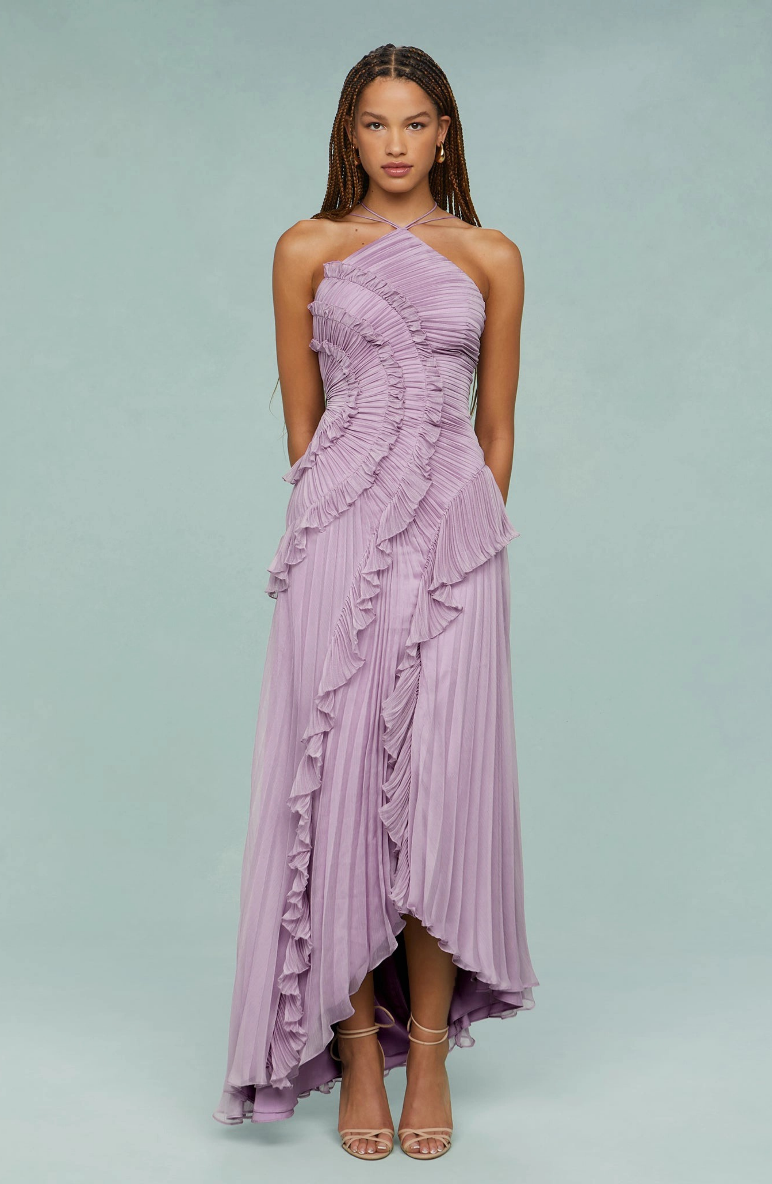 Vestido Largo Plisado con Cuello Halter y Bajo Asimétrico