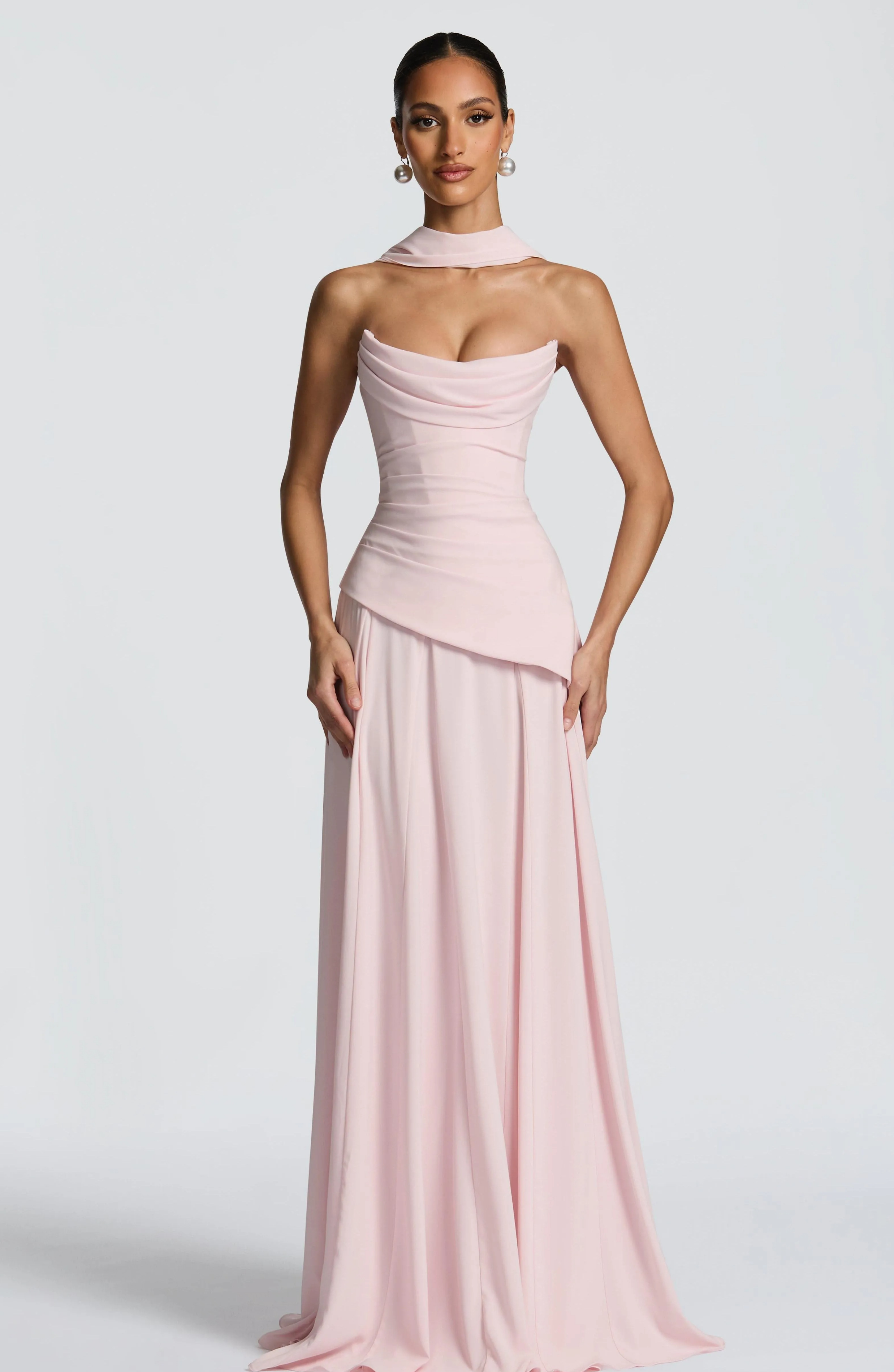 Vestido Largo Elegante Drapeado con Detalle de Pañuelo al Cuello