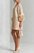 Vestido Corto Abotonado con Mangas de Flores en Relieve