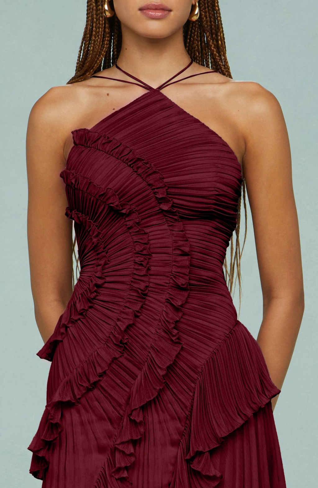 Vestido Largo Plisado con Cuello Halter y Bajo Asimétrico