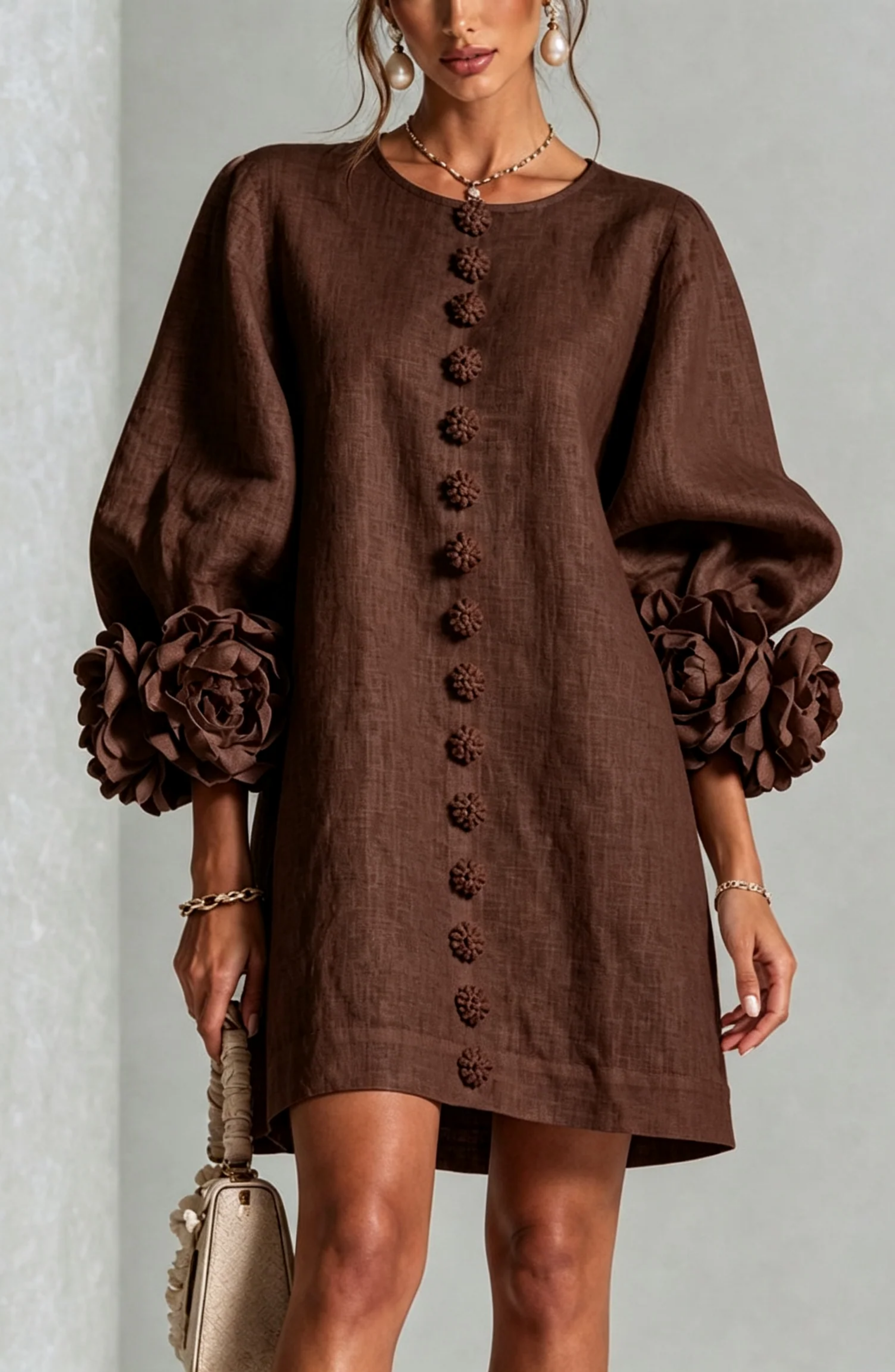 Vestido Corto Abotonado con Mangas de Flores en Relieve
