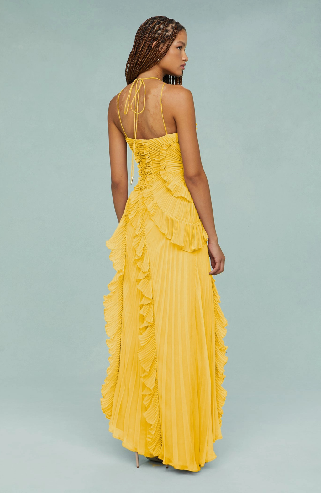Vestido Largo Plisado con Cuello Halter y Bajo Asimétrico