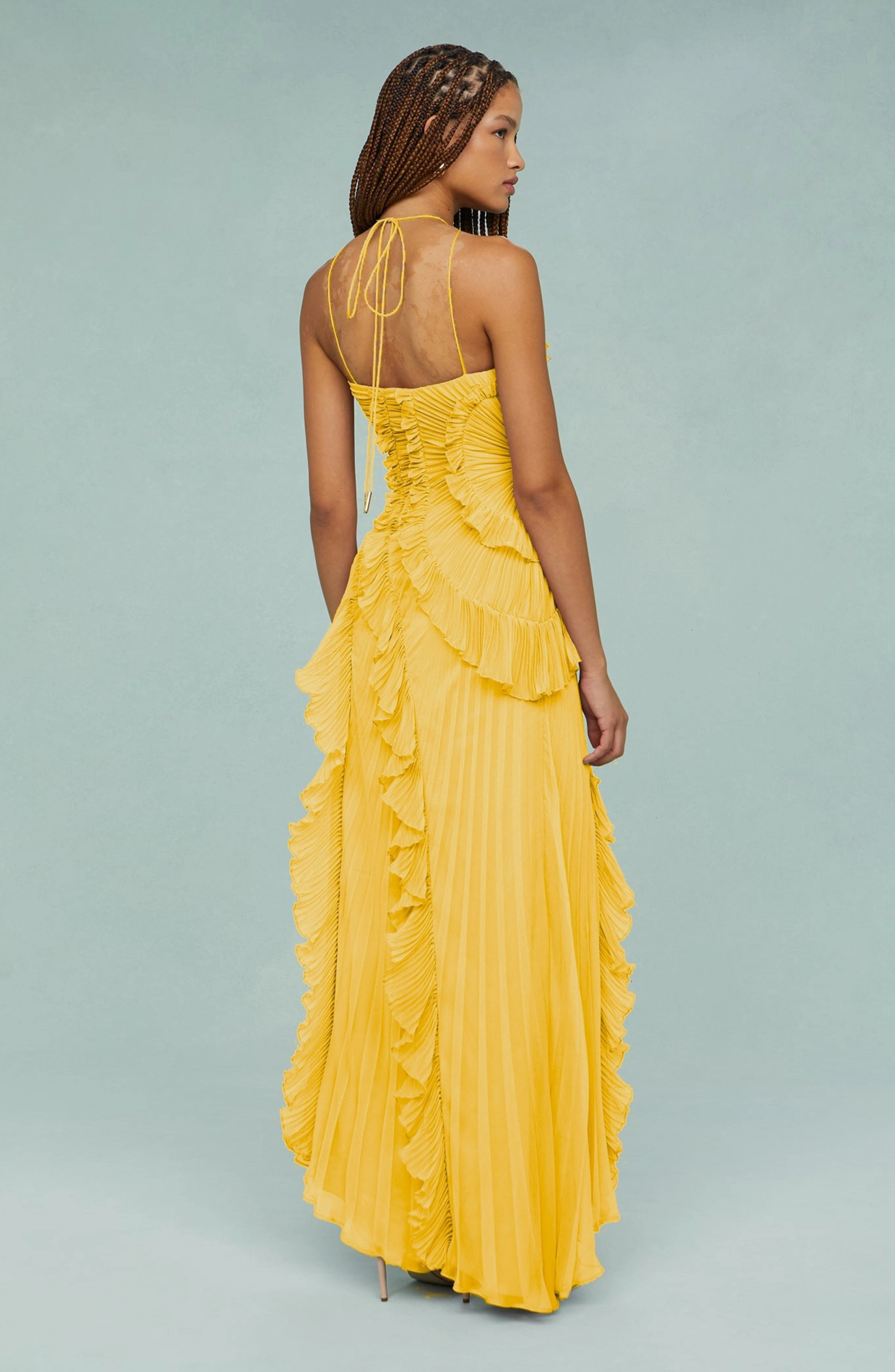 Vestido Largo Plisado con Cuello Halter y Bajo Asimétrico