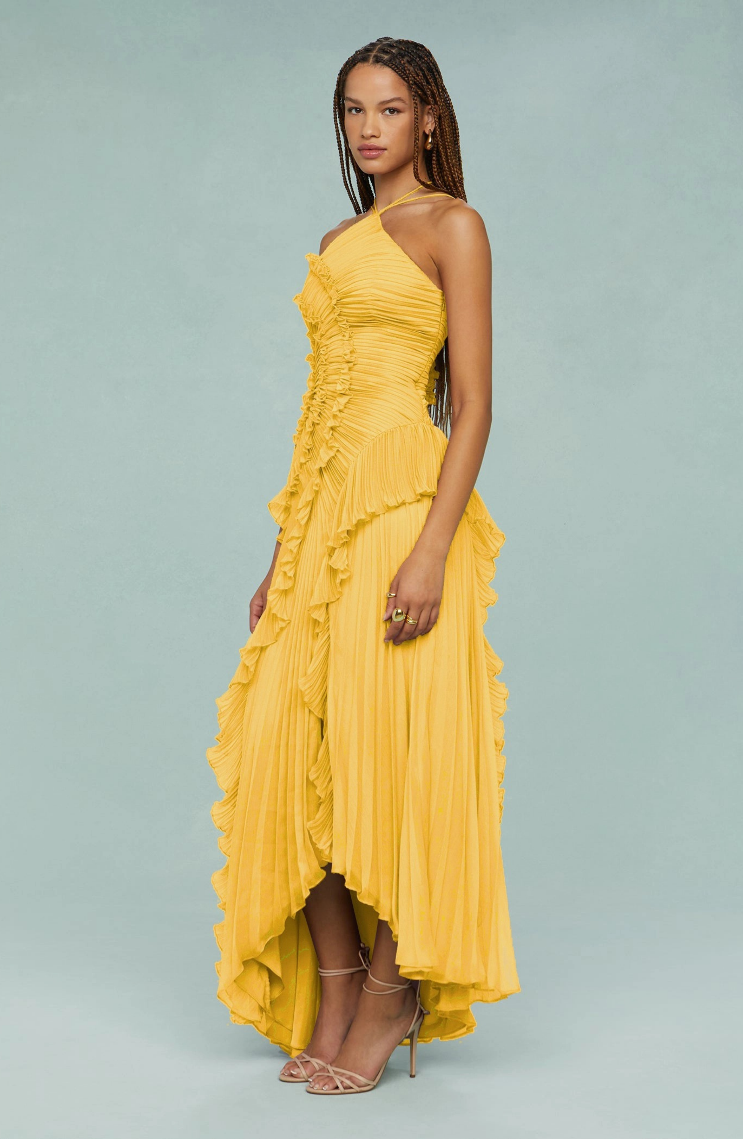 Vestido Largo Plisado con Cuello Halter y Bajo Asimétrico