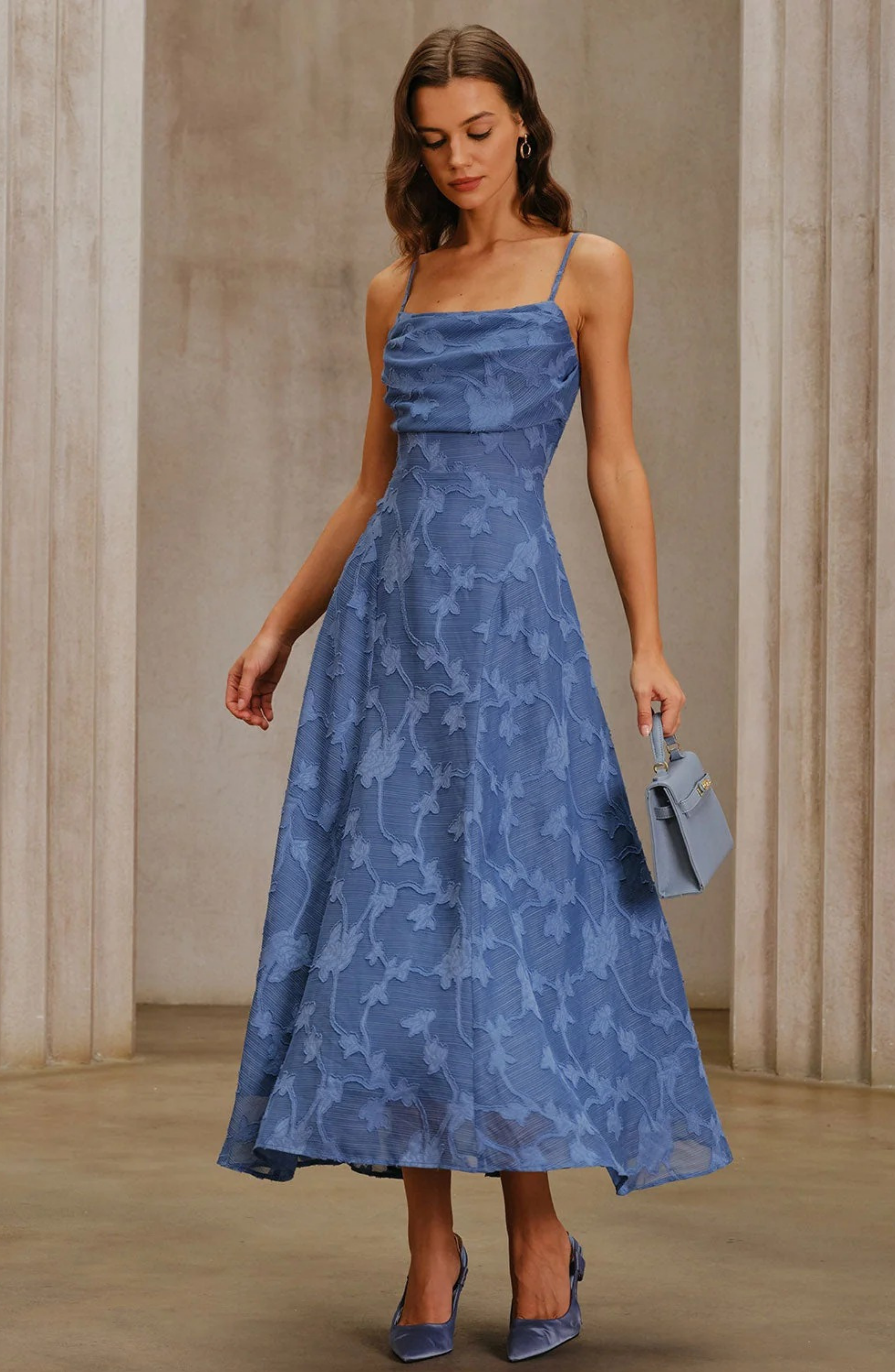 Aveline – Vestido Largo con Encaje Floral