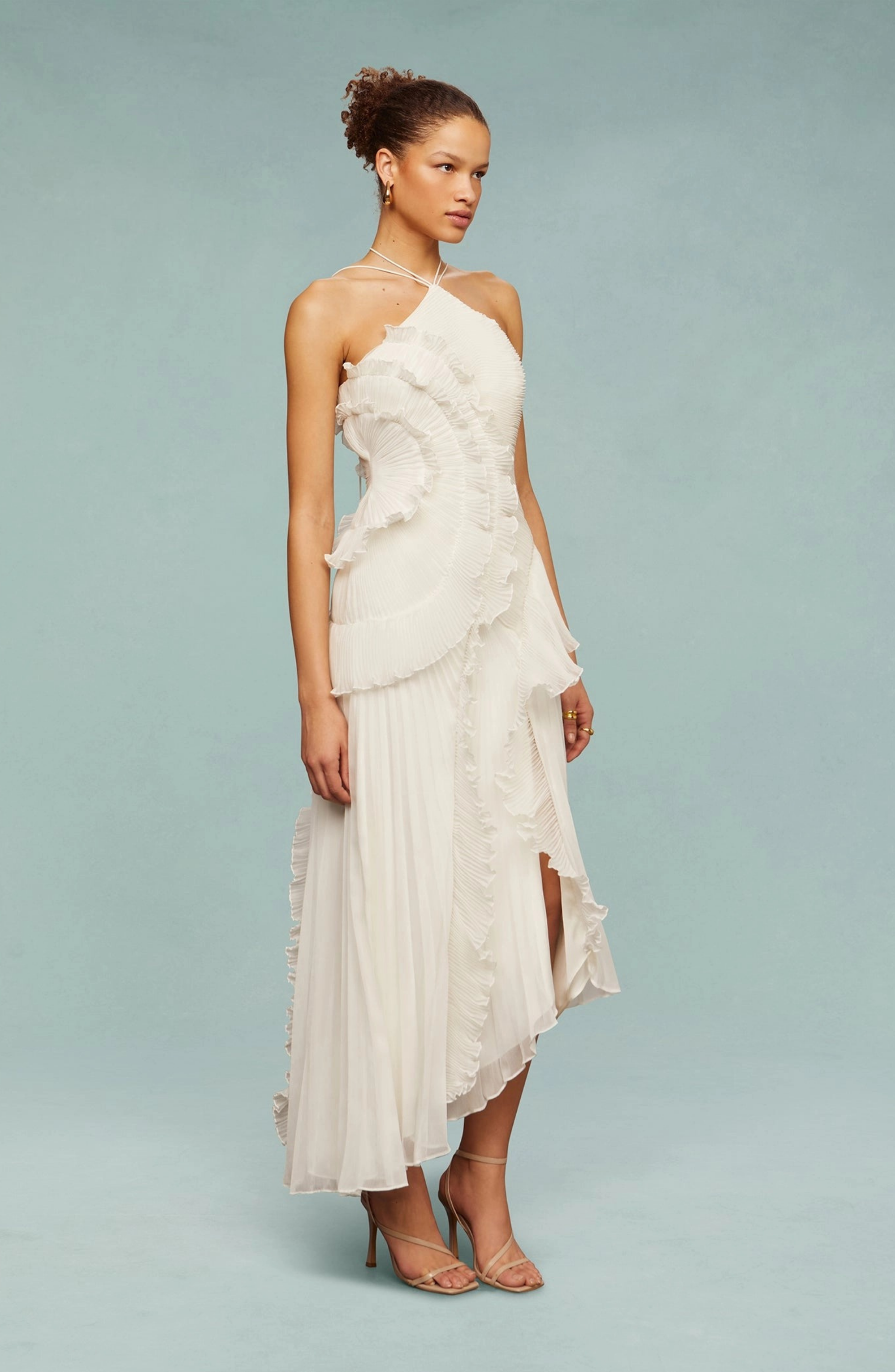 Vestido Largo Plisado con Cuello Halter y Bajo Asimétrico