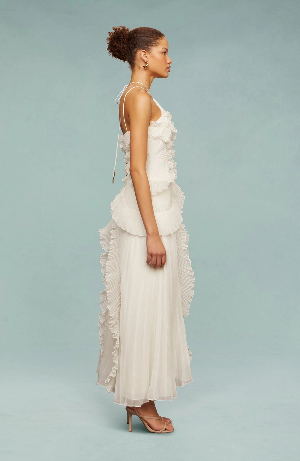 Vestido Largo Plisado con Cuello Halter y Bajo Asimétrico