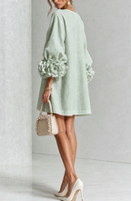 Vestido Corto Abotonado con Mangas de Flores en Relieve