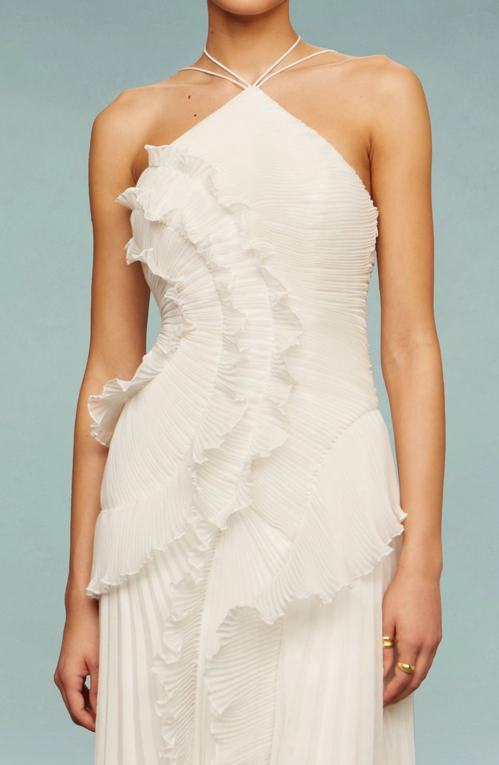 Vestido Largo Plisado con Cuello Halter y Bajo Asimétrico