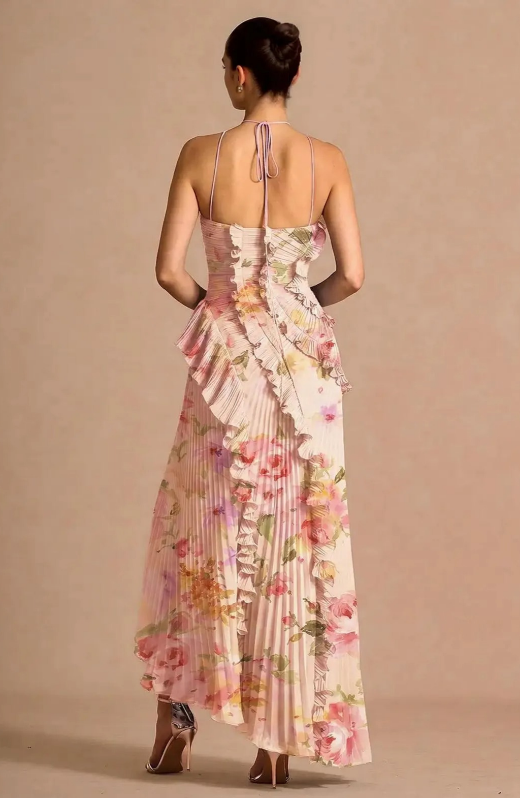 Vestido Largo Plisado con Cuello Halter y Bajo Asimétrico