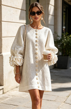 Vestido Corto Abotonado con Mangas de Flores en Relieve