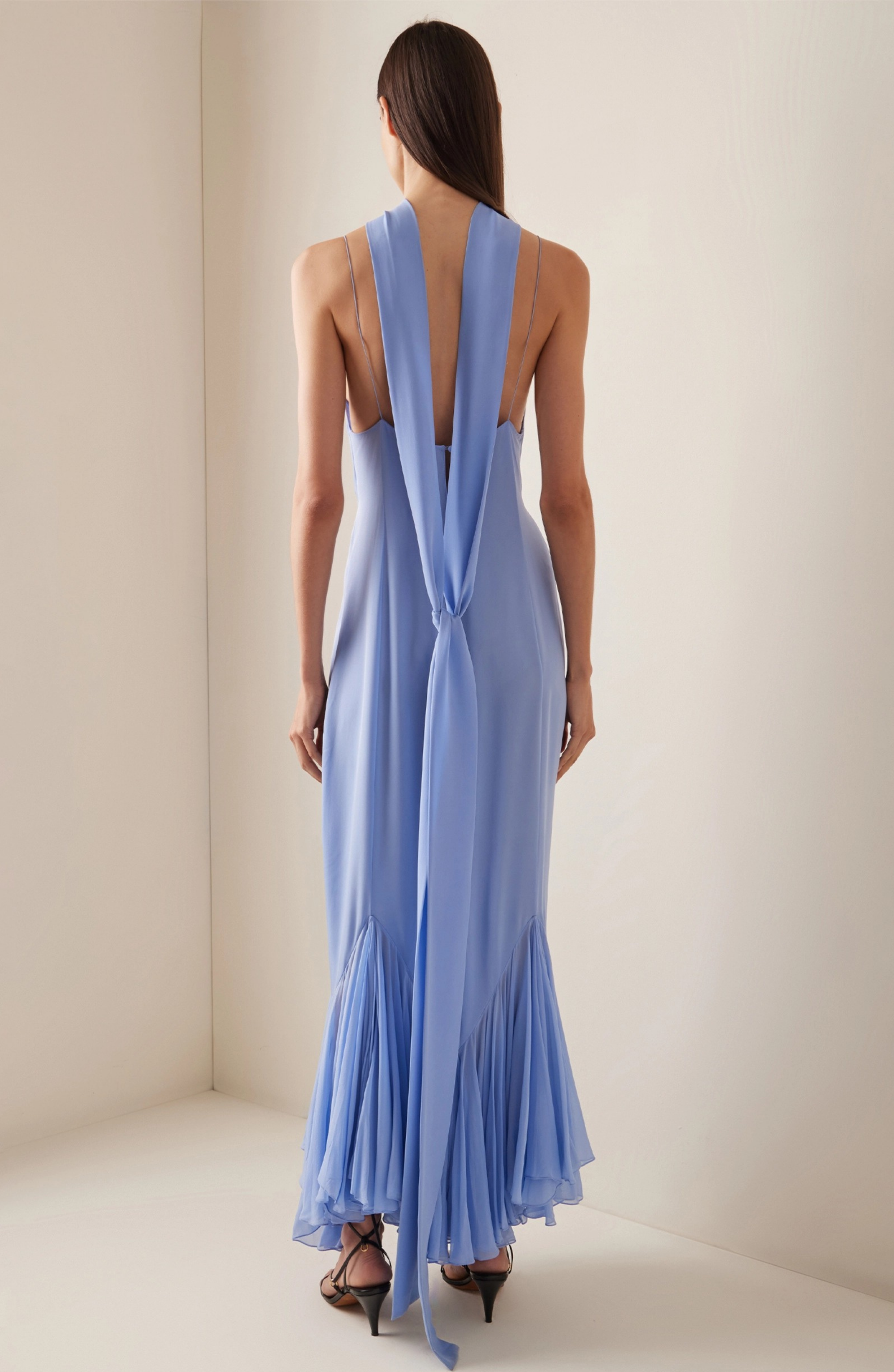 Vestido Largo Fluido con Escote en V y Bajo de Volantes