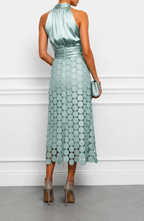 Celeste – Vestido Midi con Cuello Halter