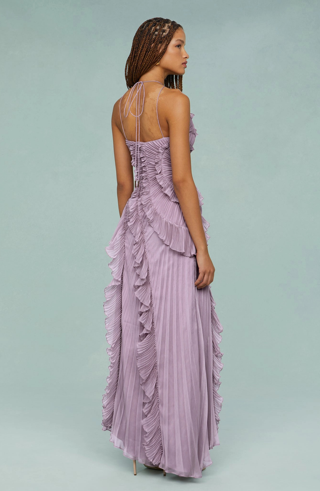 Vestido Largo Plisado con Cuello Halter y Bajo Asimétrico