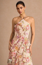 Vestido Largo Plisado con Cuello Halter y Bajo Asimétrico