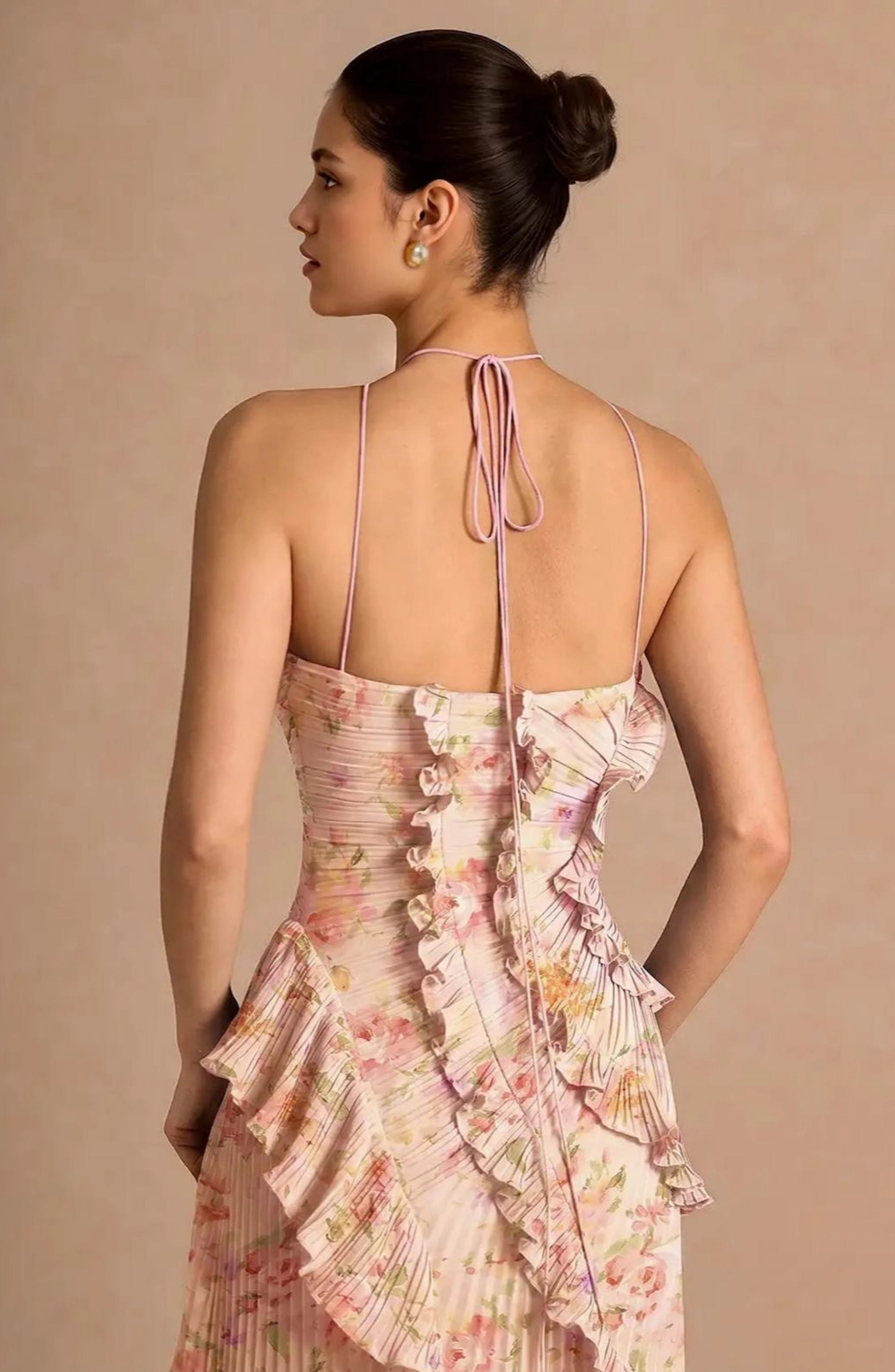 Vestido Largo Plisado con Cuello Halter y Bajo Asimétrico