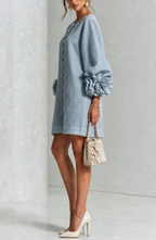 Vestido Corto Abotonado con Mangas de Flores en Relieve