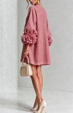 Vestido Corto Abotonado con Mangas de Flores en Relieve