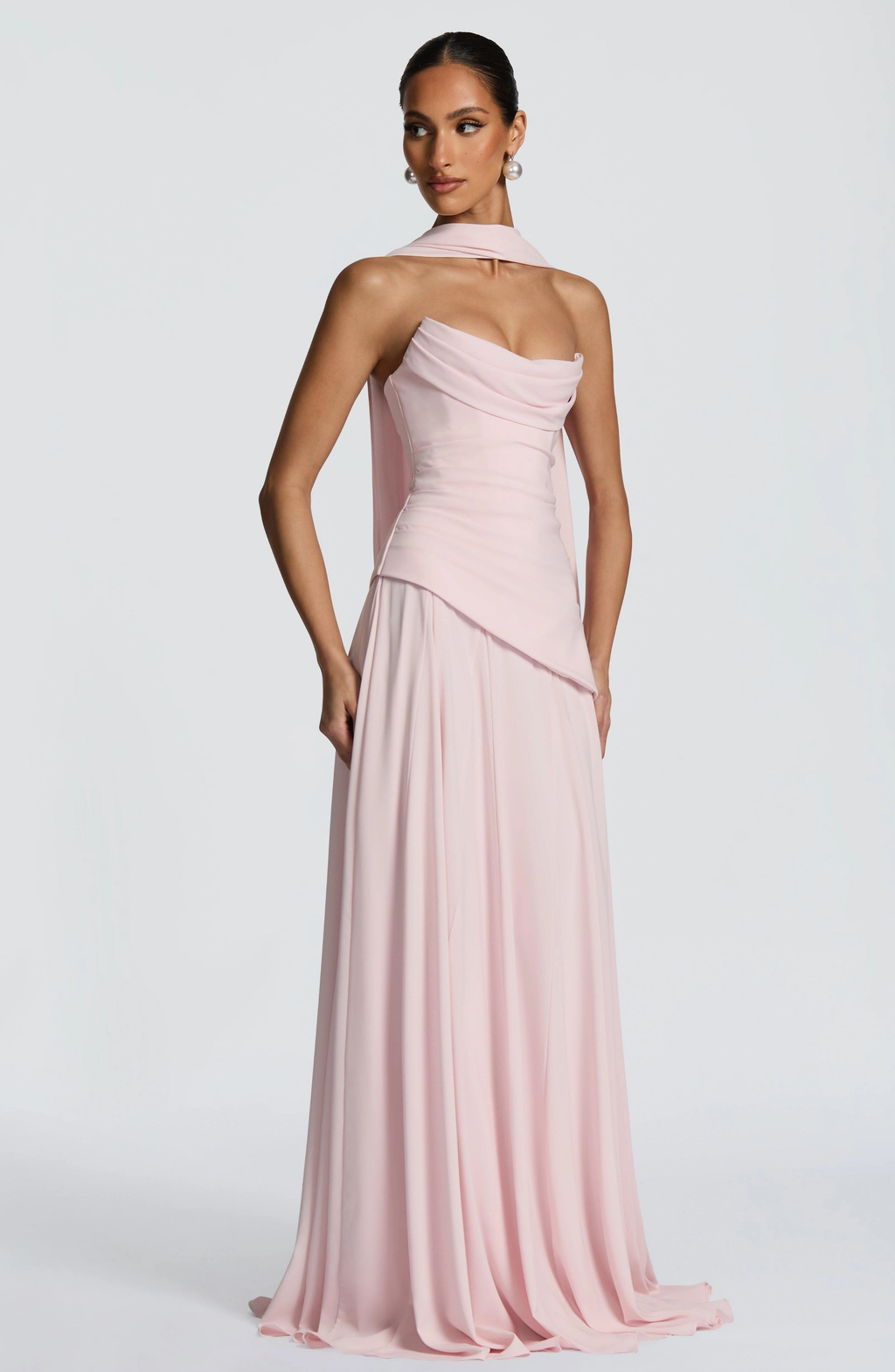 Vestido Largo Elegante Drapeado con Detalle de Pañuelo al Cuello