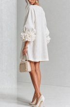 Vestido Corto Abotonado con Mangas de Flores en Relieve