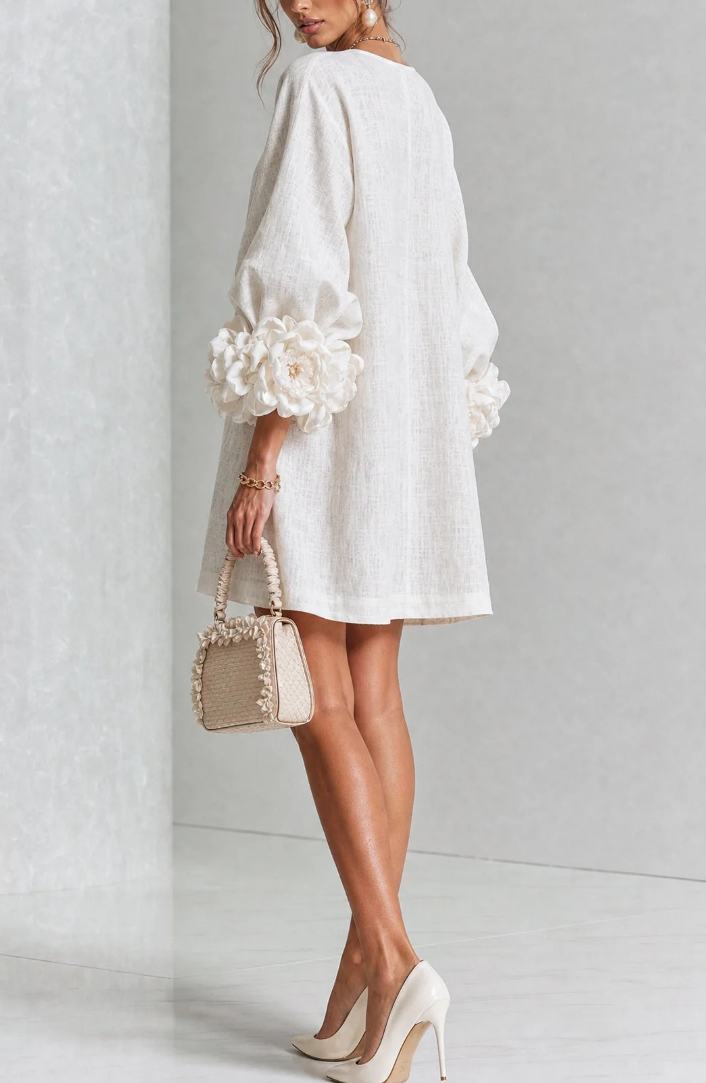 Vestido Corto Abotonado con Mangas de Flores en Relieve