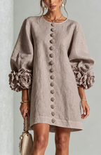 Vestido Corto Abotonado con Mangas de Flores en Relieve