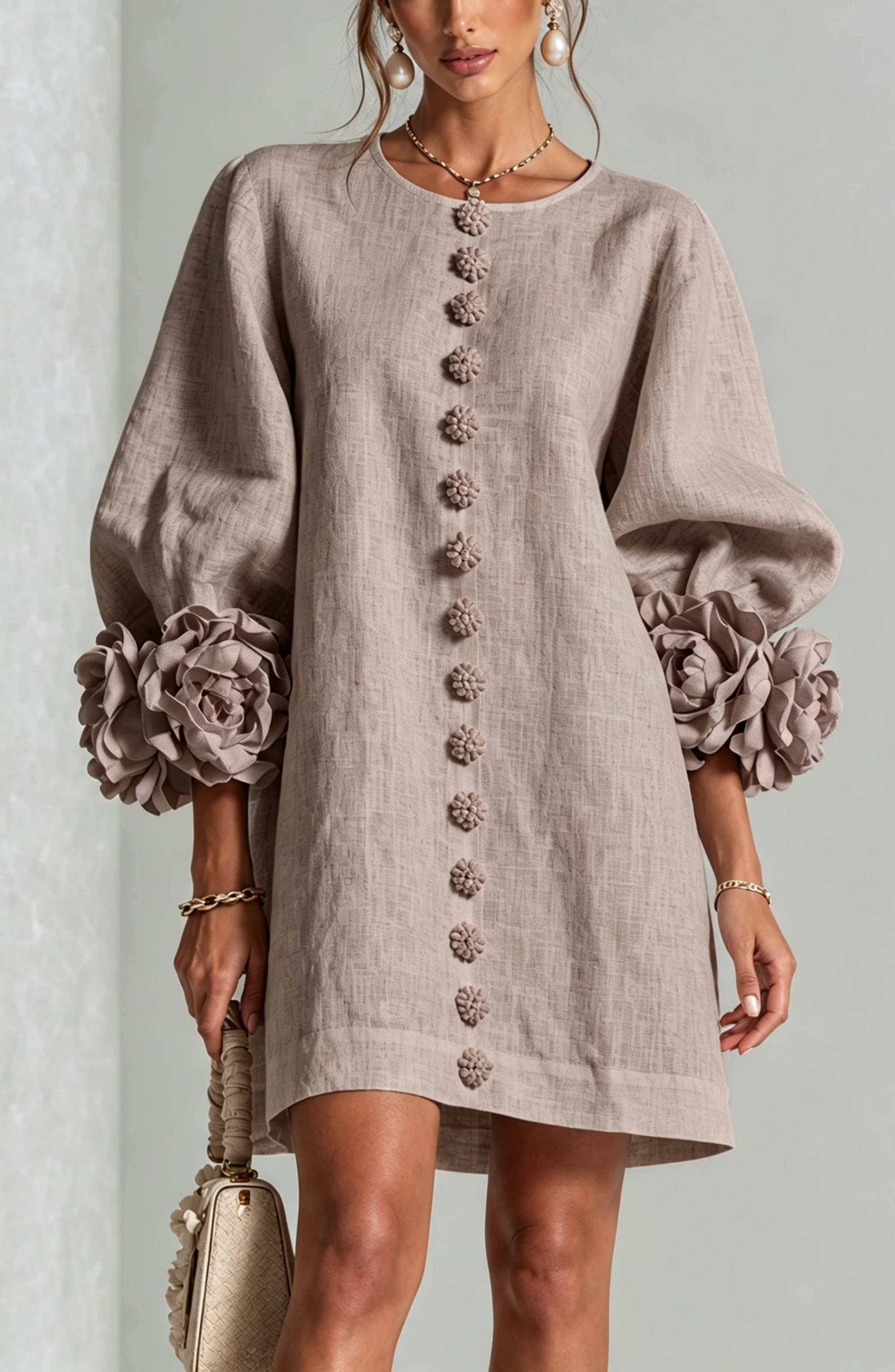 Vestido Corto Abotonado con Mangas de Flores en Relieve
