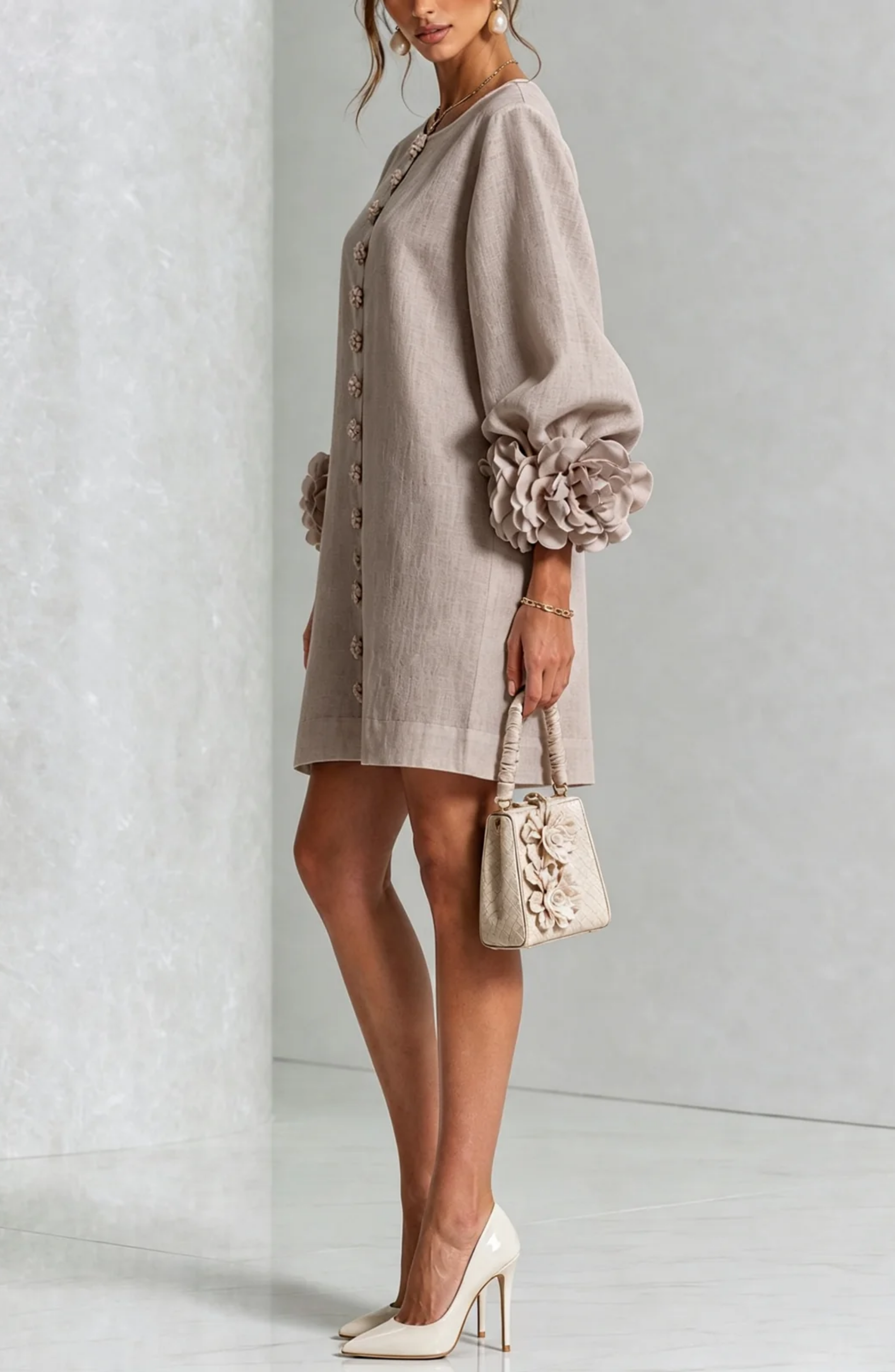 Vestido Corto Abotonado con Mangas de Flores en Relieve