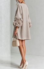Vestido Corto Abotonado con Mangas de Flores en Relieve