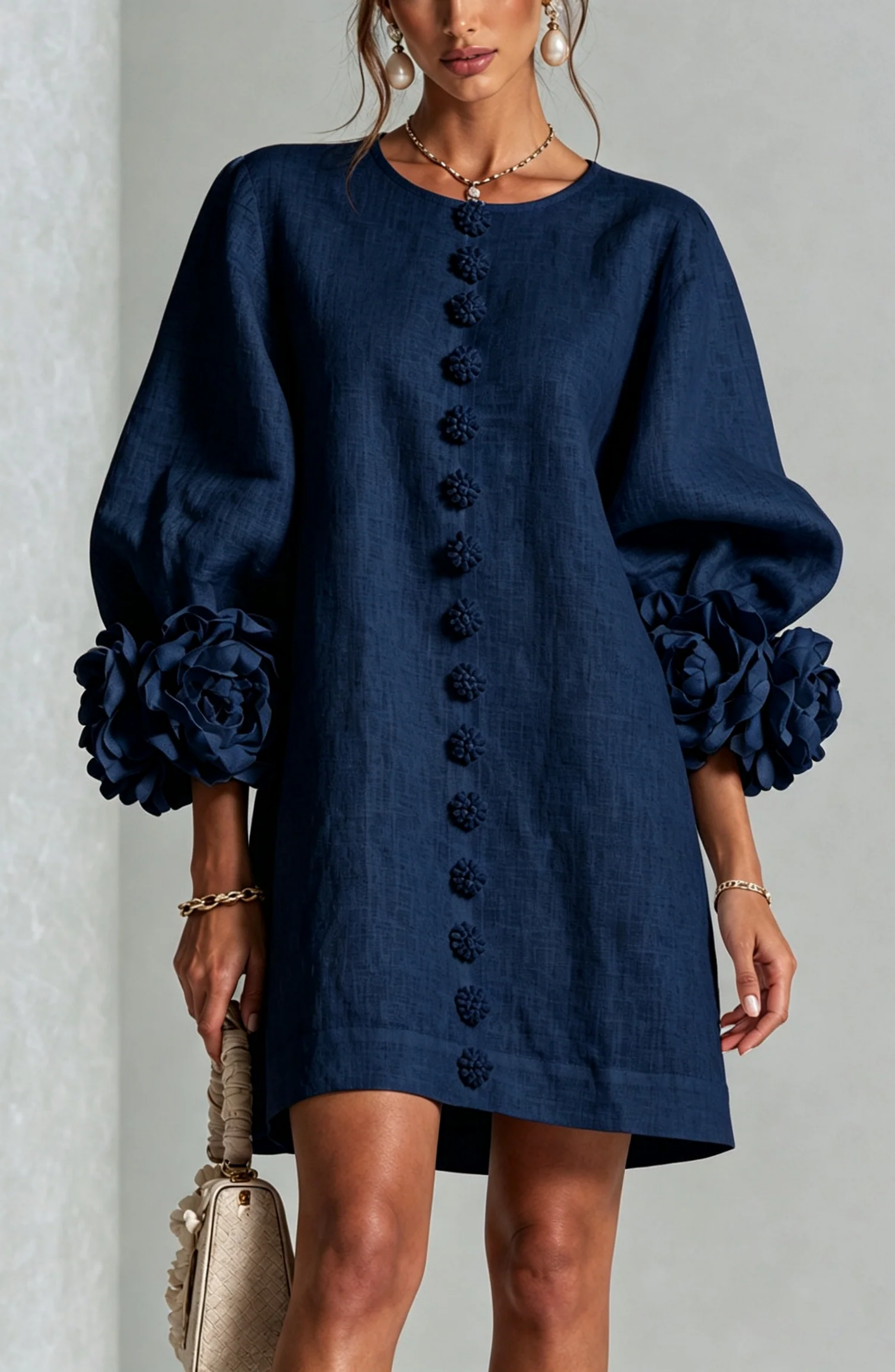 Vestido Corto Abotonado con Mangas de Flores en Relieve