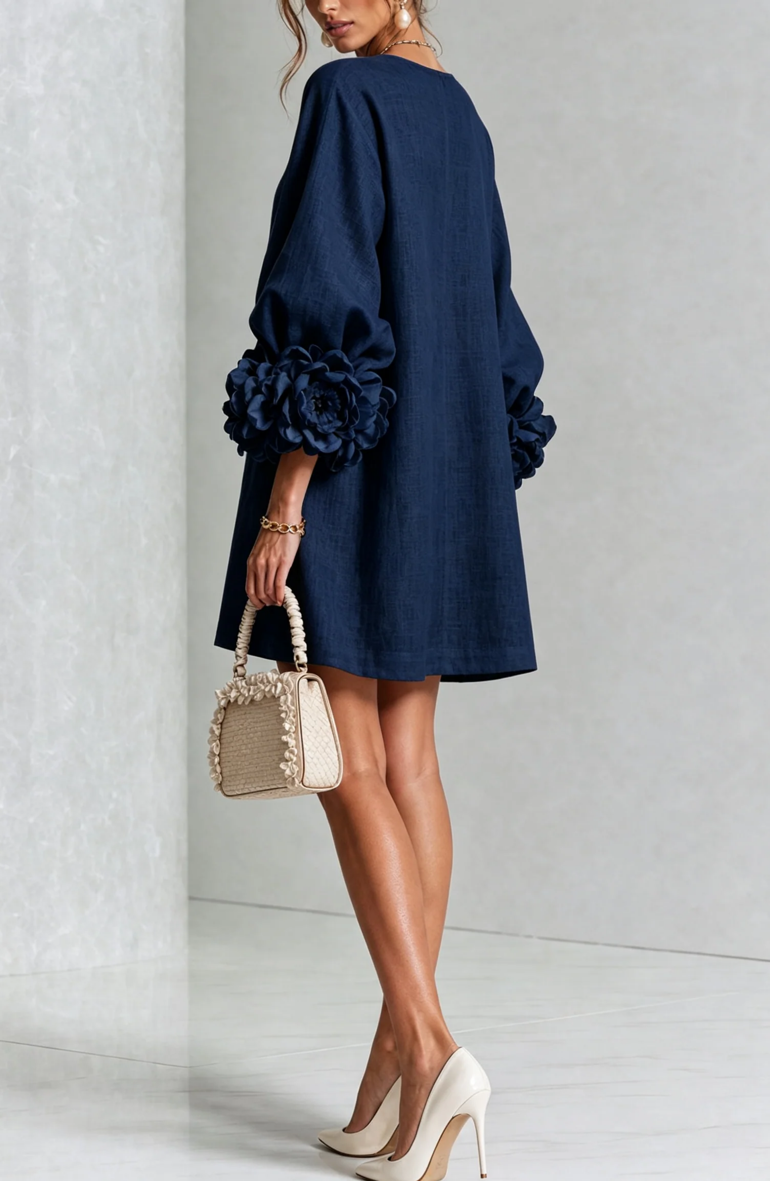 Vestido Corto Abotonado con Mangas de Flores en Relieve