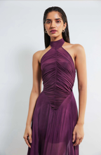 Vestido Largo Drapeado con Cuello Halter y Falda Fluida