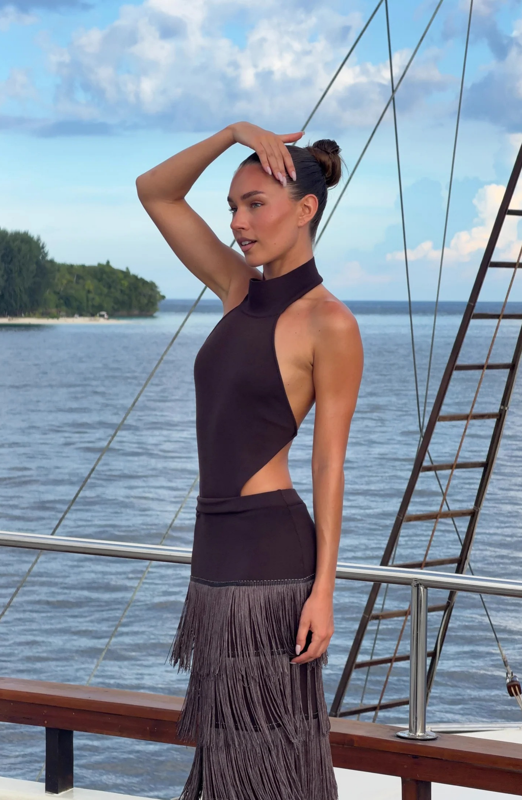 Vestido Largo de Fiesta con Cuello Halter y Detalle Cut Out